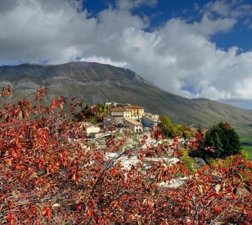 Castelluccio di Norcia in Autunno: Meta Perfetta per Camperisti tra Foliage e Sapori Tipici