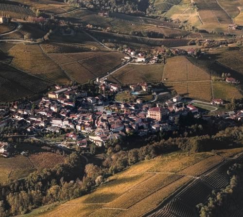 Itinerario per Camperisti nel Borgo di Barolo: Scopri le Langhe in Libertà
