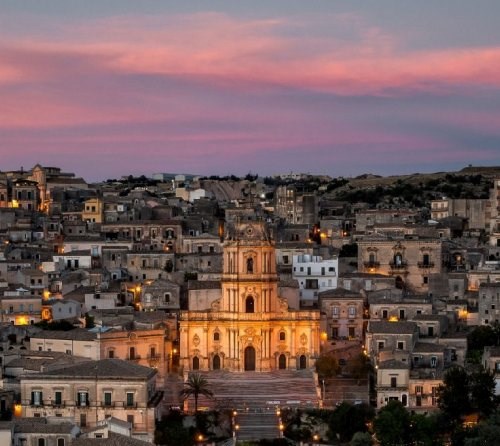 Modica in Camper: Itinerario tra Barocco e Cioccolato